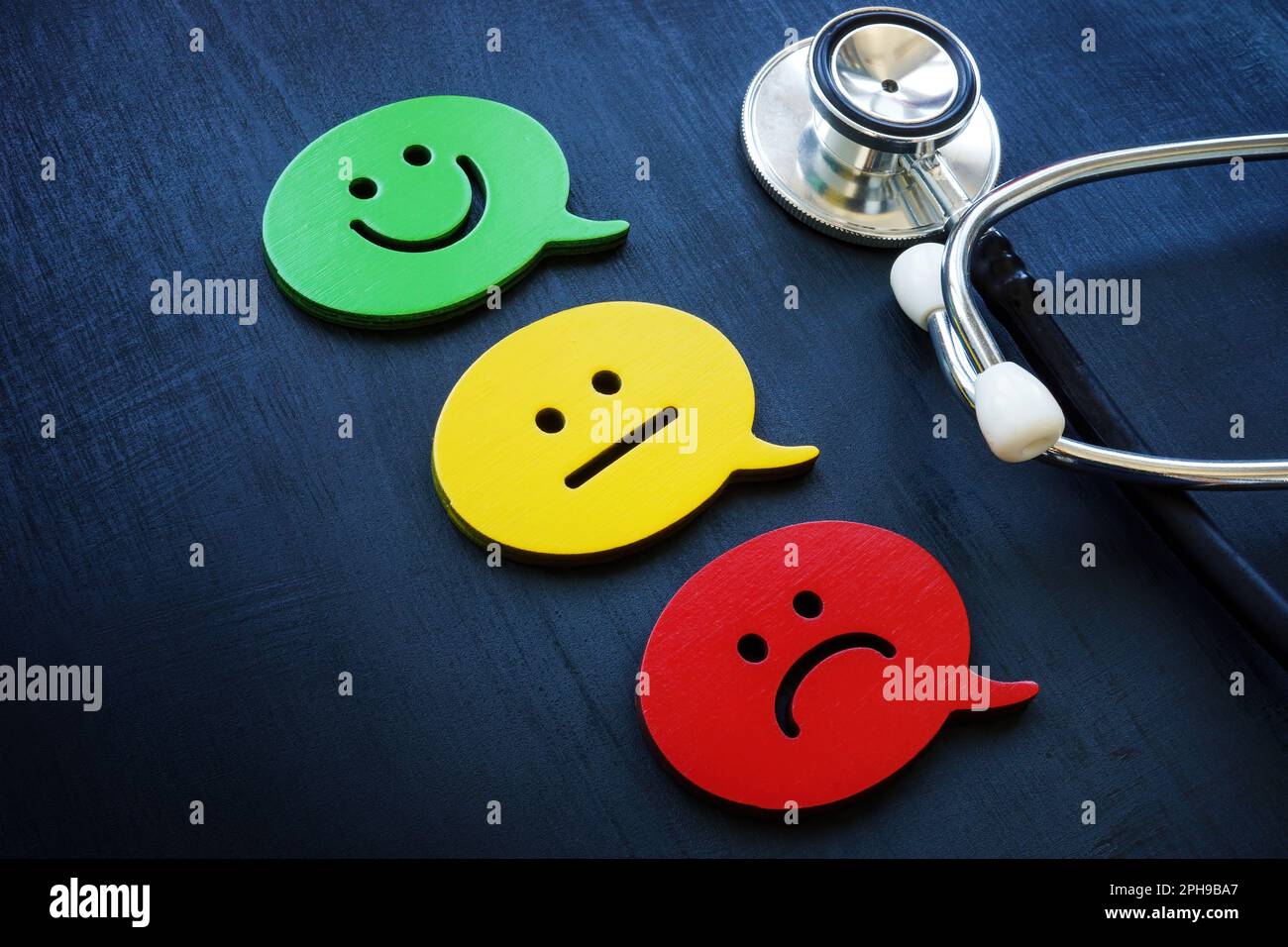 Stethoskop und Emoji als Symbol der Begutachtung. Patientenerfahrungskonzept. Stockfoto