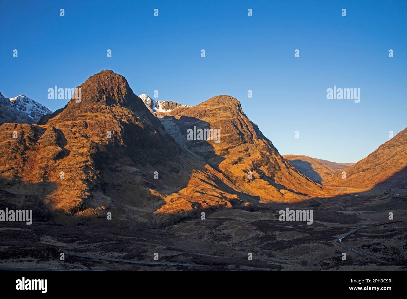 Glencoe Mountain Peaks, Lochaber, Highlands, Schottland, Großbritannien. 27. März 2023 Die Morgensonne geht auf, um die zerklüfteten Gipfel des Glencoe munros zu sehen. Kredit: Archwhite/alamy Live News. Stockfoto