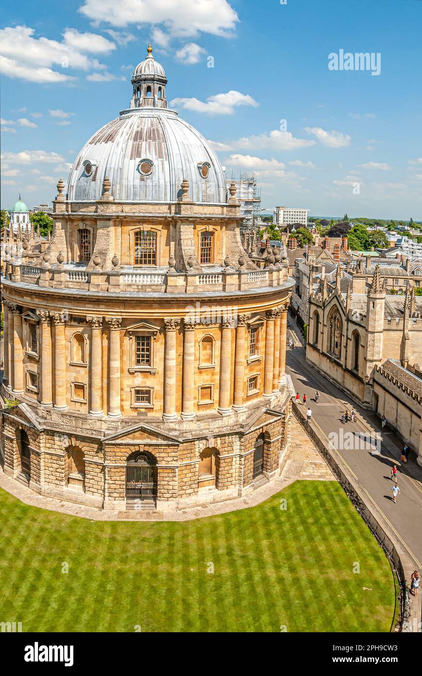 Radcliffe Camera Building in Oxford vom Tom Tower of Christ Church College in Oxfordshire, England aus gesehen Stockfoto