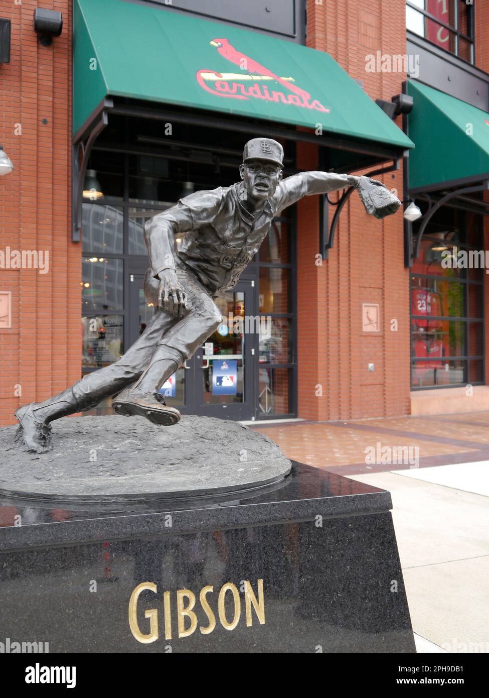 Ein Schwarz-Weiß-Bild einer Bronzestatue des berühmten Baseballspielers Bob Gibson Stockfoto