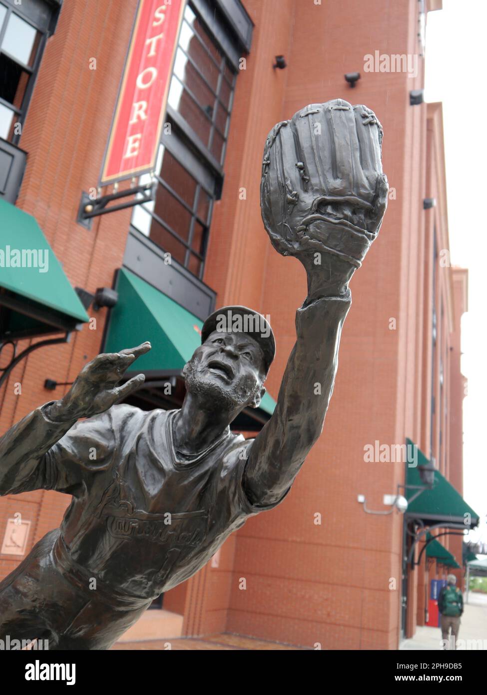 Hochauflösende Nahaufnahme einer Bronzestatue des legendären Baseballspielers Ozzie Smith, vor dem Busch Stadium in St. Stockfoto