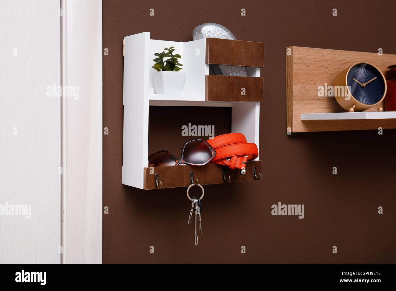 Eleganter Schlüsselanhänger an brauner Wand im Flur Stockfoto