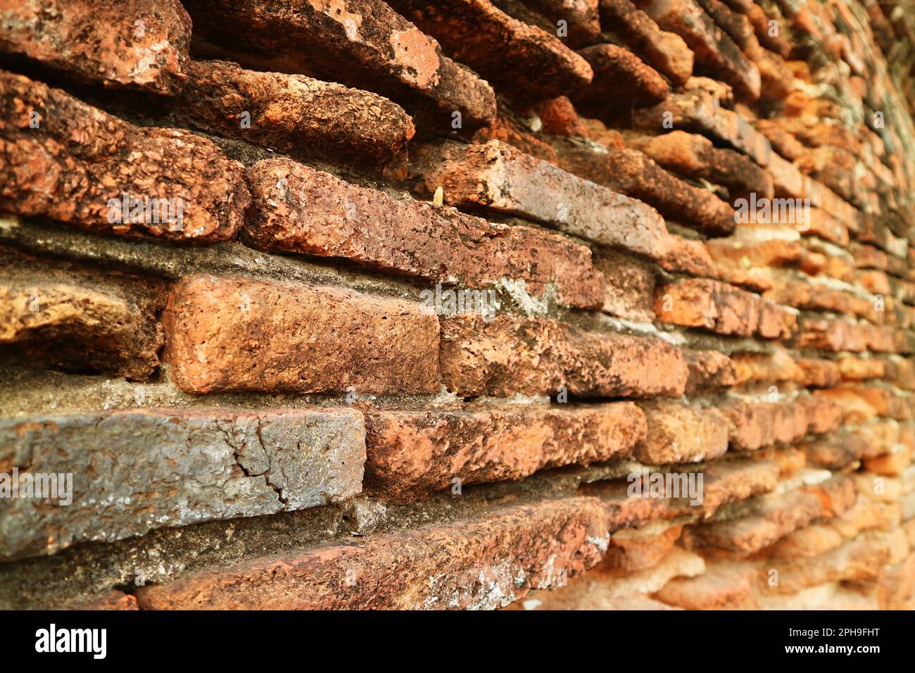 Historische Außenwand des Wat Phra Si Sanphet Tempels, ein berühmtes UNESCO-Weltkulturerbe in Ayutthaya, Thailand Stockfoto