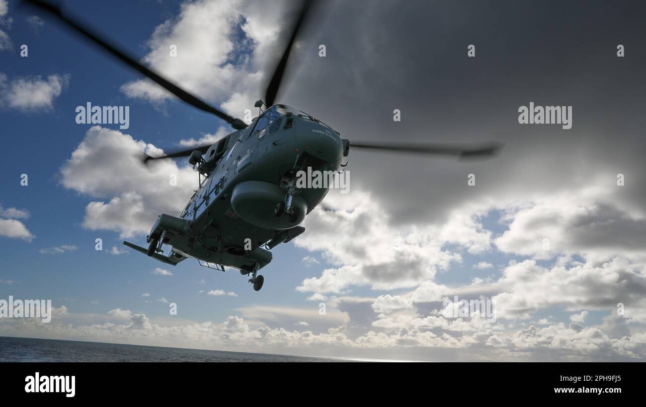 Ein Royal Navy Merlin Helikopter der 820. Marinefluggeschwader, der HMS Queen Elizabeth zugeteilt wurde Stockfoto