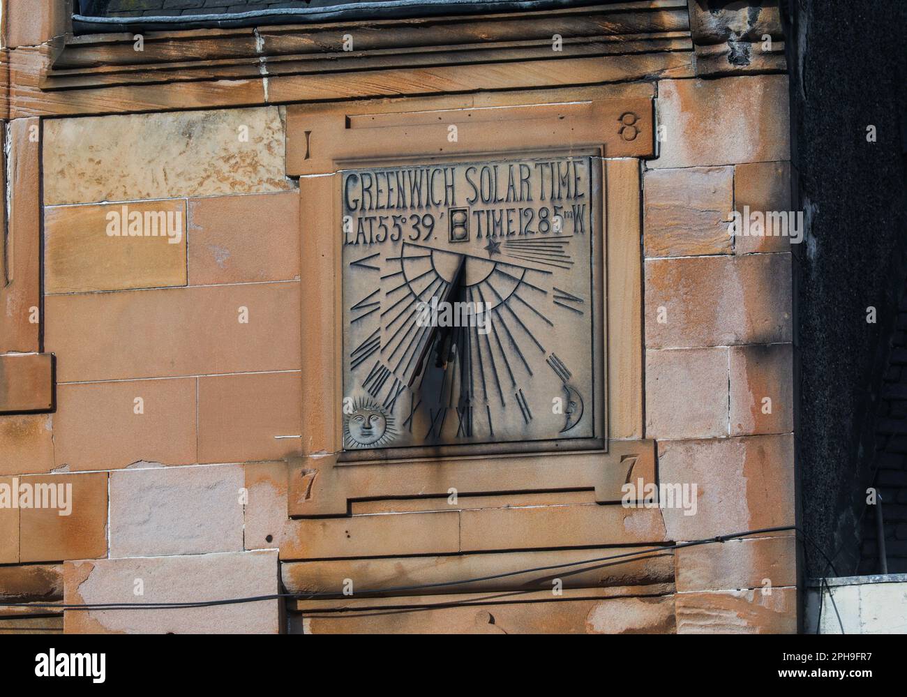 Diese Sonnenuhr aus dem Jahr 1877 stammt aus Greenwich Solar Time und befindet sich in der High Street, Peebles in the Scottish Borders. Stockfoto