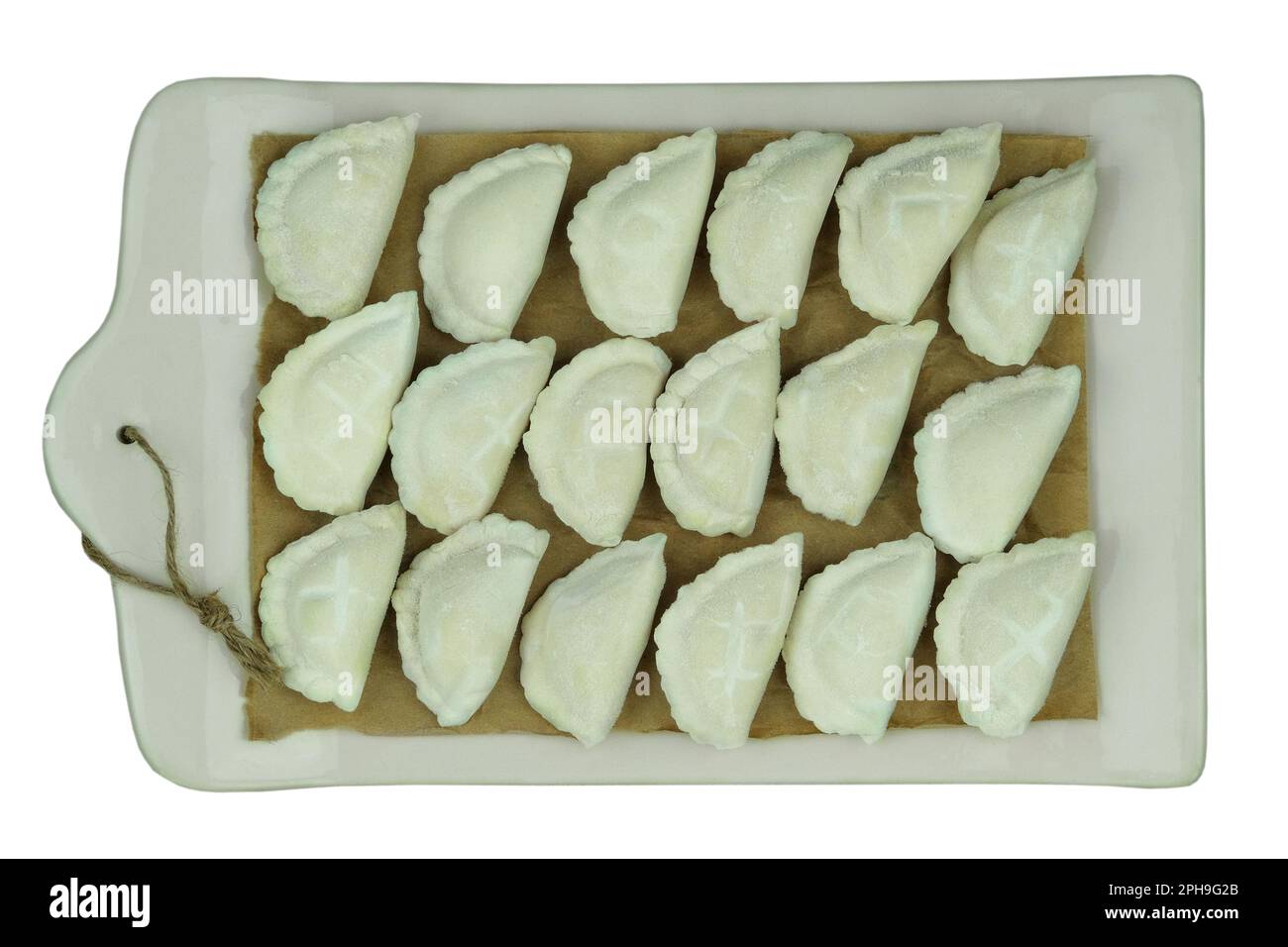 Teigtaschen mit Kartoffeln auf dem Küchenbrett. Teigtaschen mit Kartoffeln ist ein traditionelles ukrainisches Gericht. Hausmannskost. Stockfoto