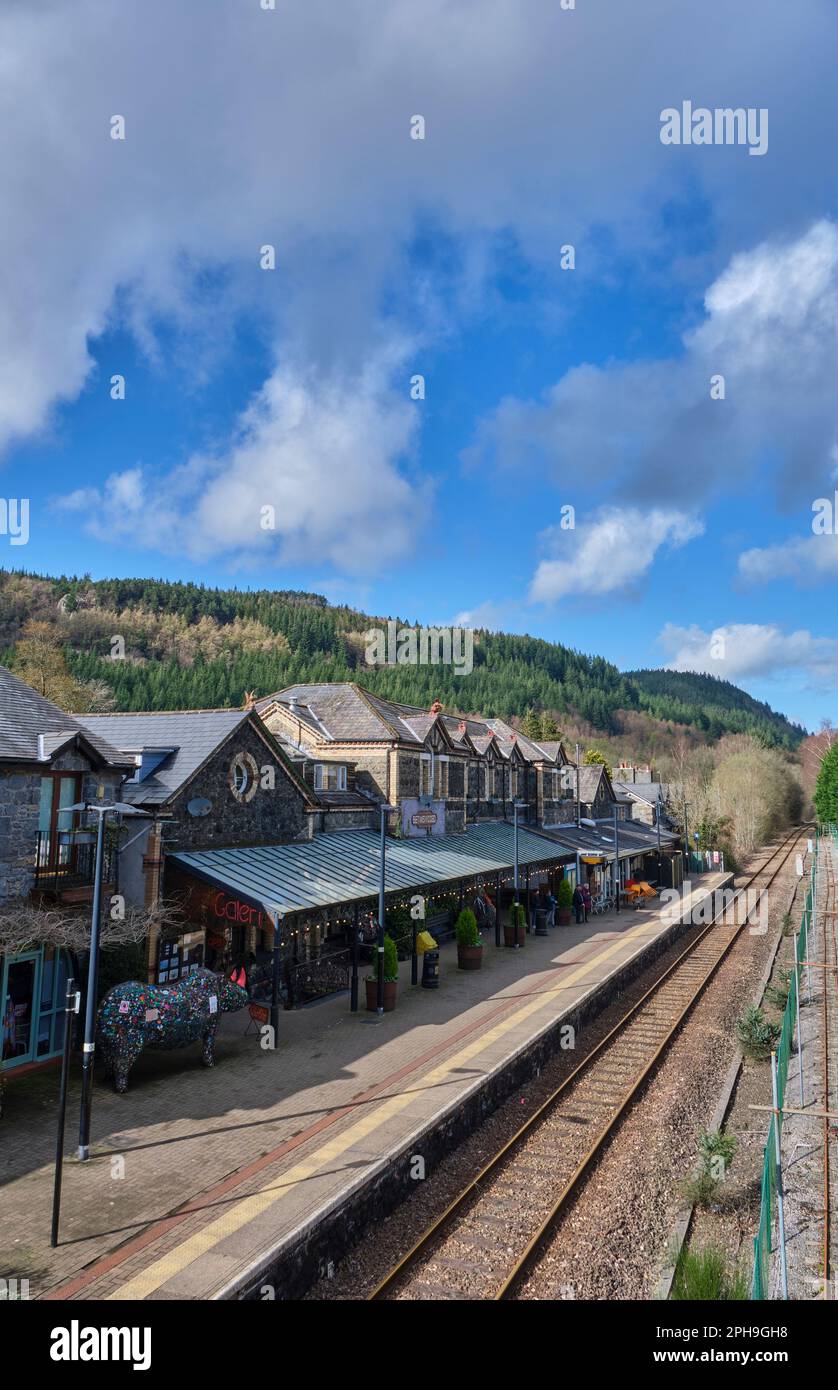 Bahnhof und Geschäfte in Betws-y-Coed, Conwy, Snowdonia, Wales Stockfoto