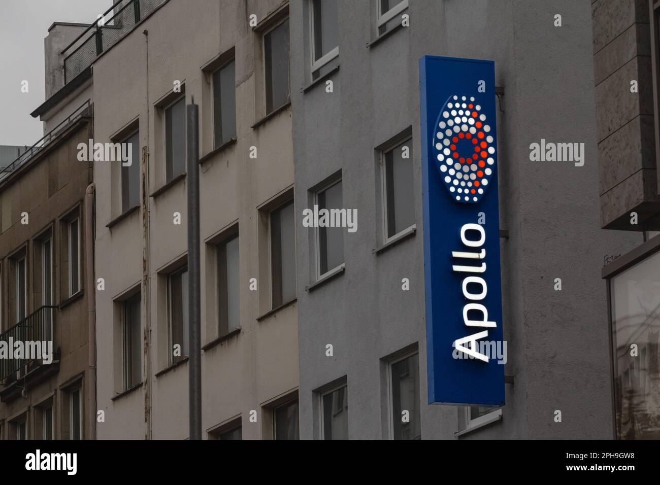 Bild eines Schildes mit dem Logo von Apollo Optik in Köln. Apollo-Optik ist ein deutsches Optikunternehmen, das sich auf den Einzelhandel mit Brillen konzentriert. Es war gegründet Stockfoto