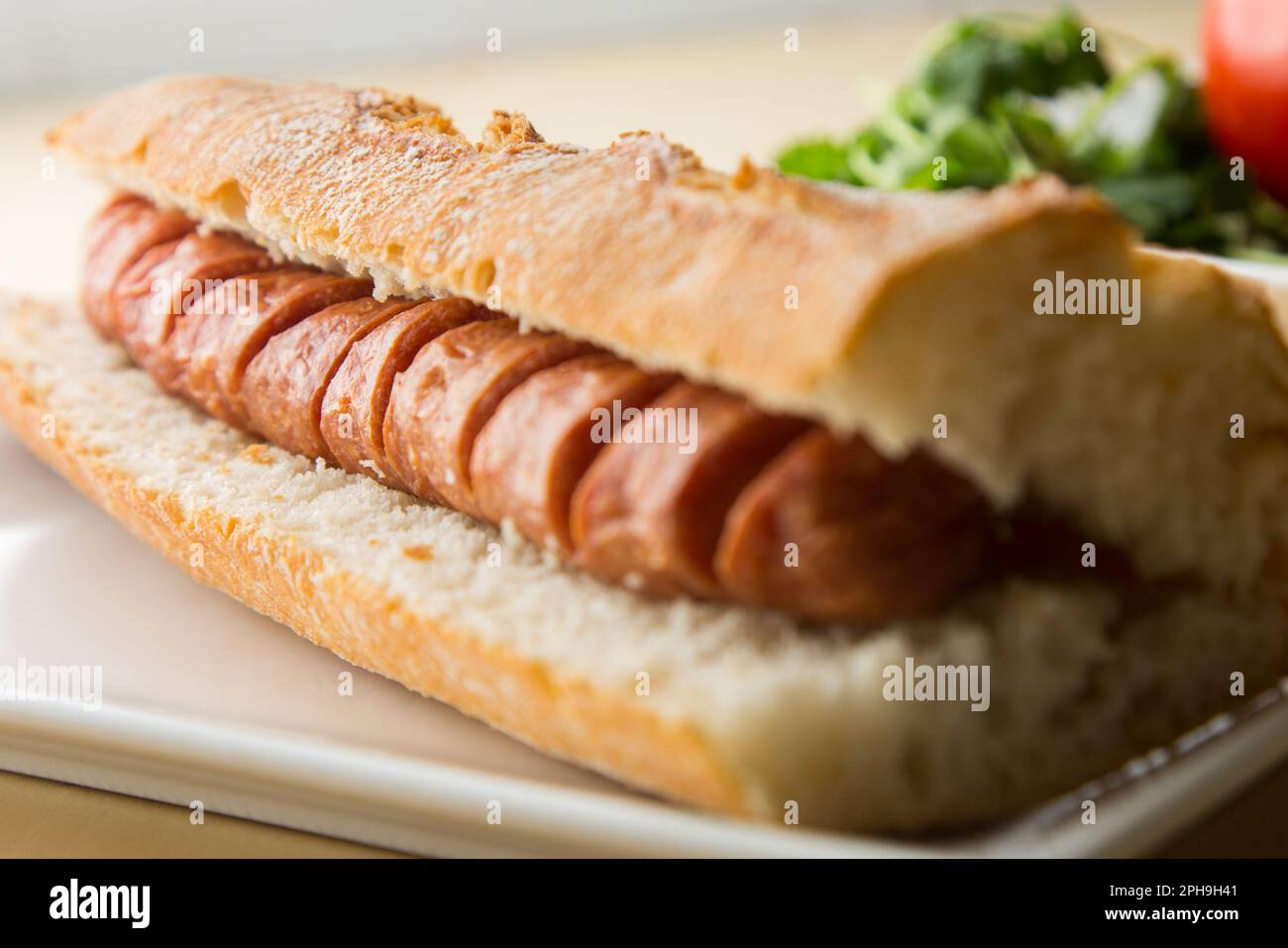 Hot Dog köstliches Sandwich mit Schweinewurst. Frankfurter Stil. Stockfoto