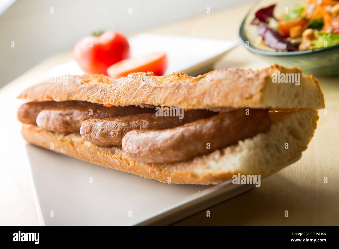 Hot Dog köstliches Sandwich mit Schweinewurst. Frankfurter Stil. Stockfoto