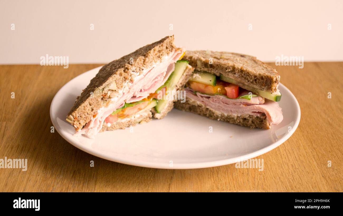 Köstliches Sandwich mit hochwertigem truthahnfleisch im Brot Stockfoto