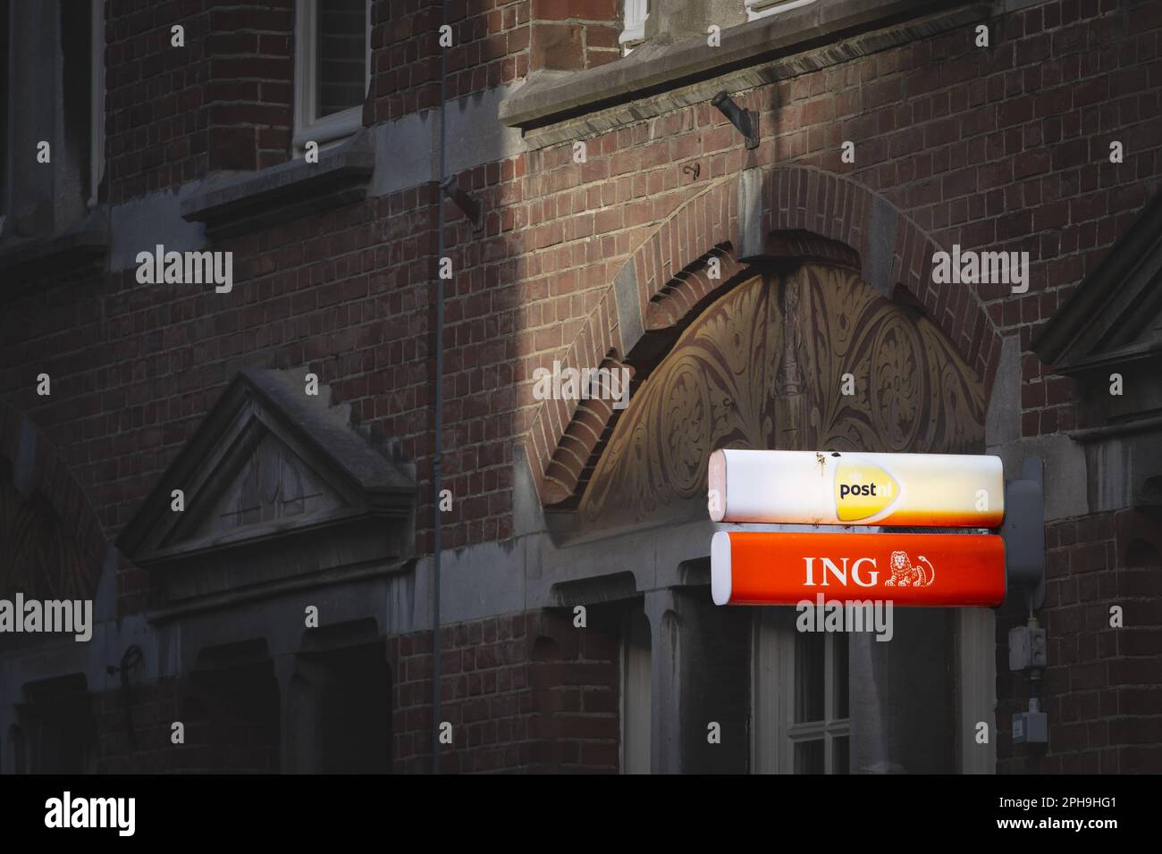 Foto eines Schildes mit dem Logo von PostNL und ING auf ihrem Büro in Maastricht, Niederlande. PostNL, früher TNT N.V., ist Post, Paket und E Stockfoto
