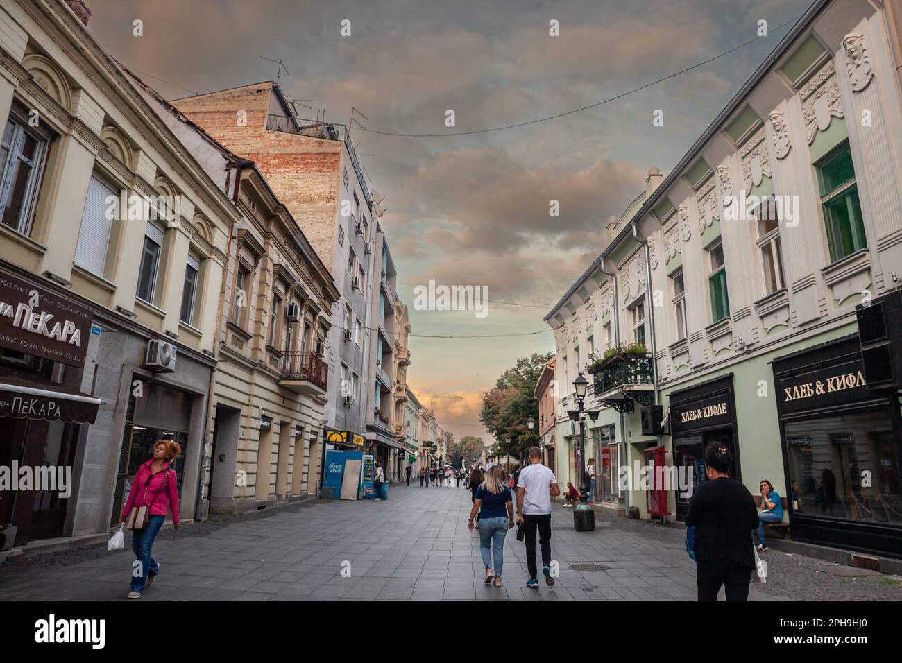 Bild der Gospodska ulica von Zemun in Belgrad, serbien, mit serbischem Volk, das in der Dämmerung spaziert. Zemun ist eine Gemeinde in der Stadt Belgrad. Ze Stockfoto