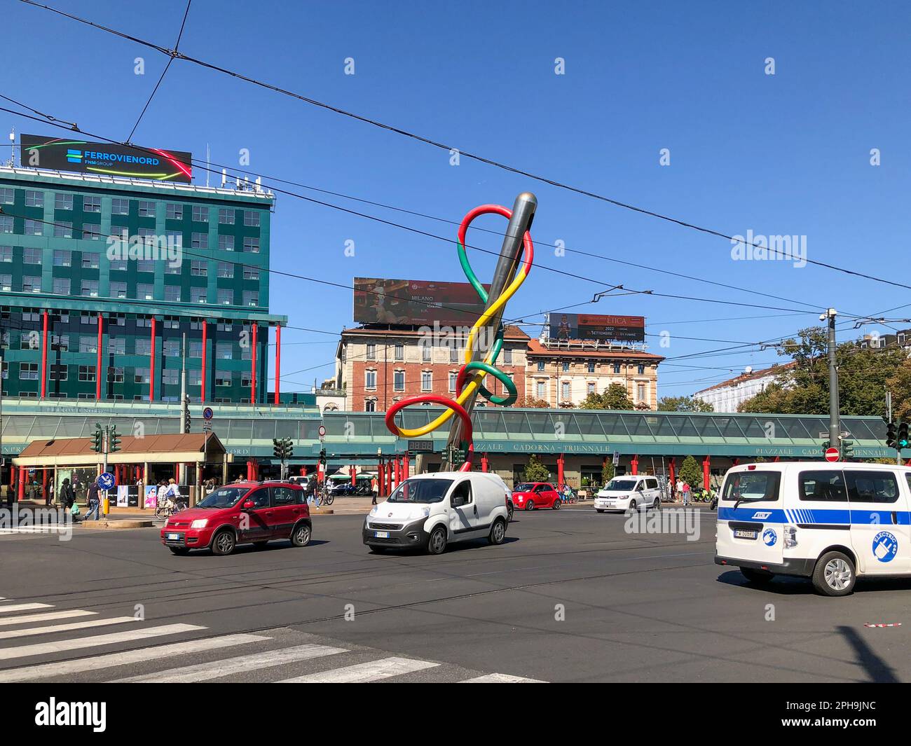 Mailand, Piazzale Cadorna mit Verkehr und Autos. Cadorna Bahnhofsplatz, Ferrovie Nord. Vor dem Filo e Nodo Monument Stockfoto