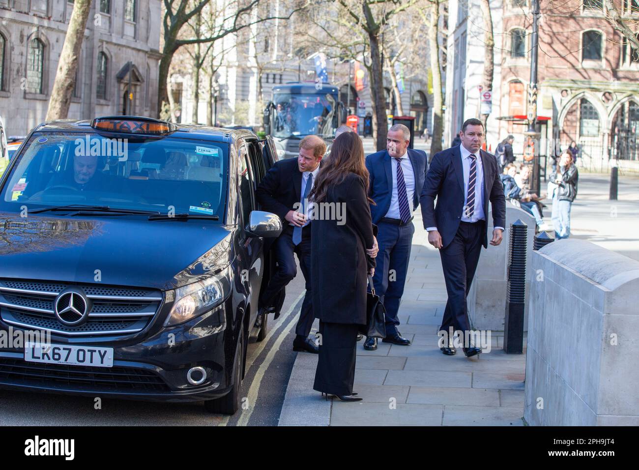 London, England, Großbritannien. 27. März 2023. Prinz HARRY kommt vor den königlichen Gerichten, um am Prozess gegen Associated Newspapers Group teilzunehmen, Herausgeber von Daily Mail und Mail am Sonntag. (Kreditbild: © Tayfun Salci/ZUMA Press Wire) NUR REDAKTIONELLE VERWENDUNG! Nicht für den kommerziellen GEBRAUCH! Kredit: ZUMA Press, Inc./Alamy Live News Stockfoto