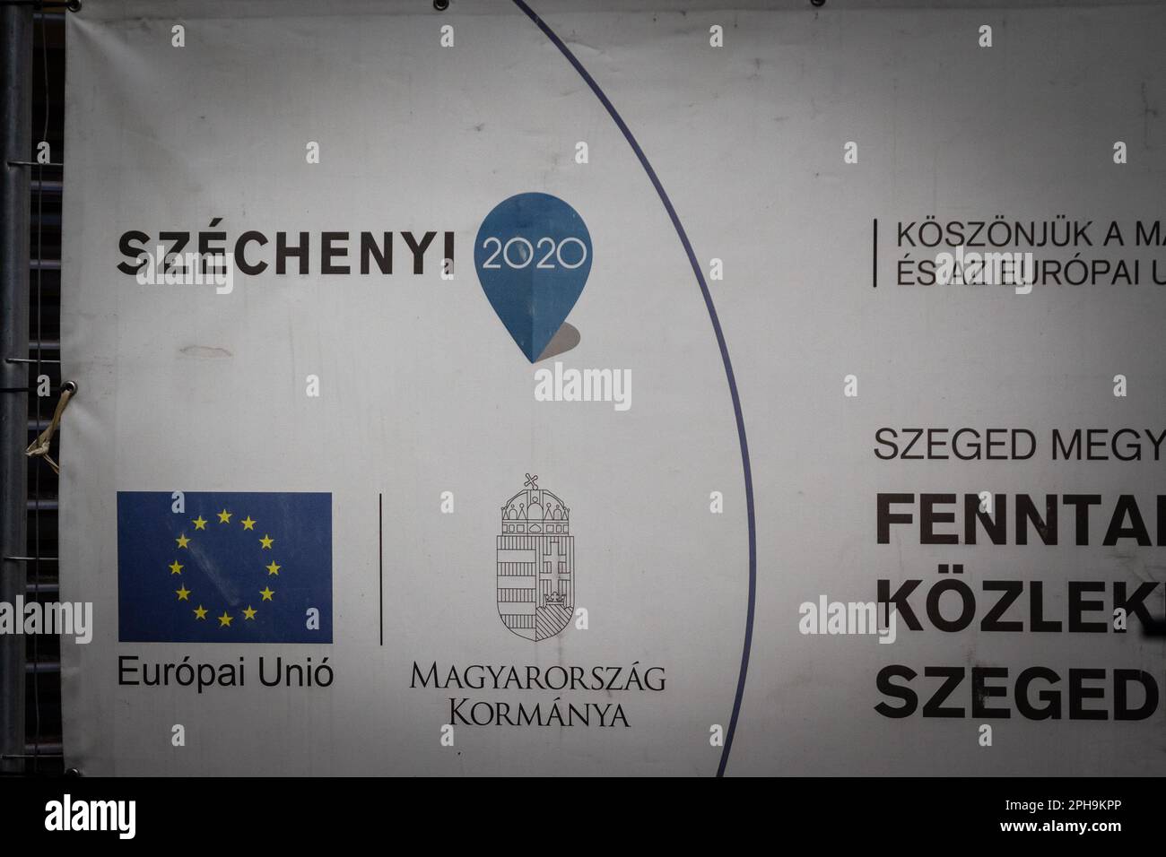 Abbildung eines Logos von Szechenyi 2020 auf dem Schild, das ein Entwicklungsprojekt in Szeged, Ungarn, kennzeichnet. Das Széchenyi-Programm 2020 ist der Entwurf des Programms o Stockfoto
