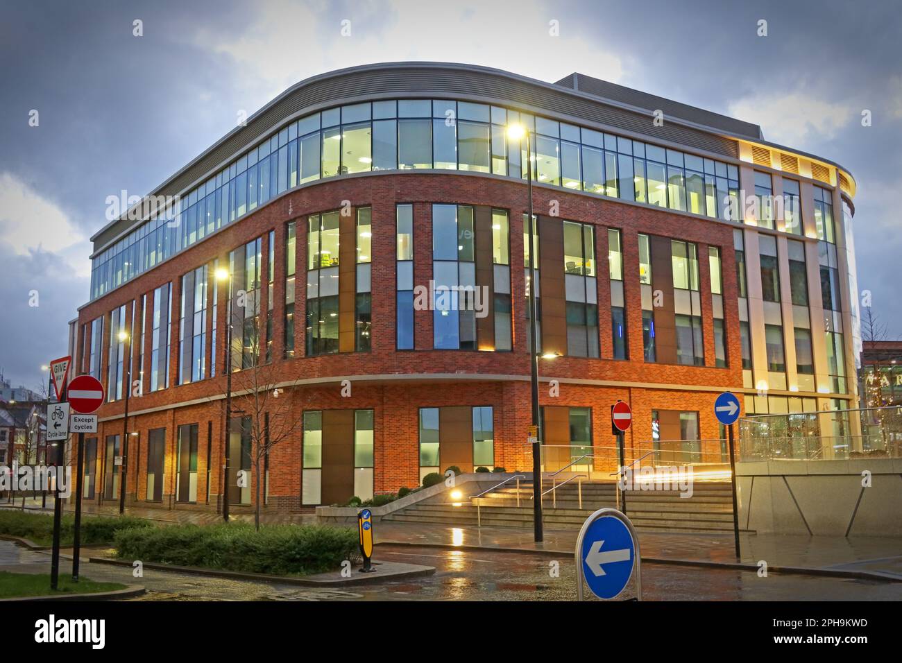 Warrington Borough Council, 1 Time Square, Warrington Town Centre, Cheshire, England, Großbritannien, WA1 2NT, bei Dämmerung Stockfoto