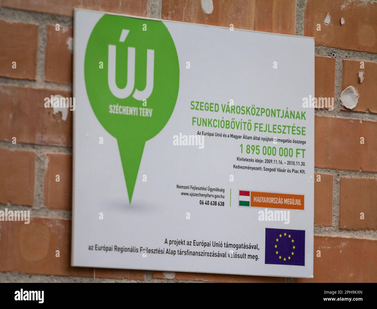 Bild eines Logos von Uj Szechenyi auf dem Schild, das ein Entwicklungsprojekt in Szeged, Ungarn, kennzeichnet. Stockfoto