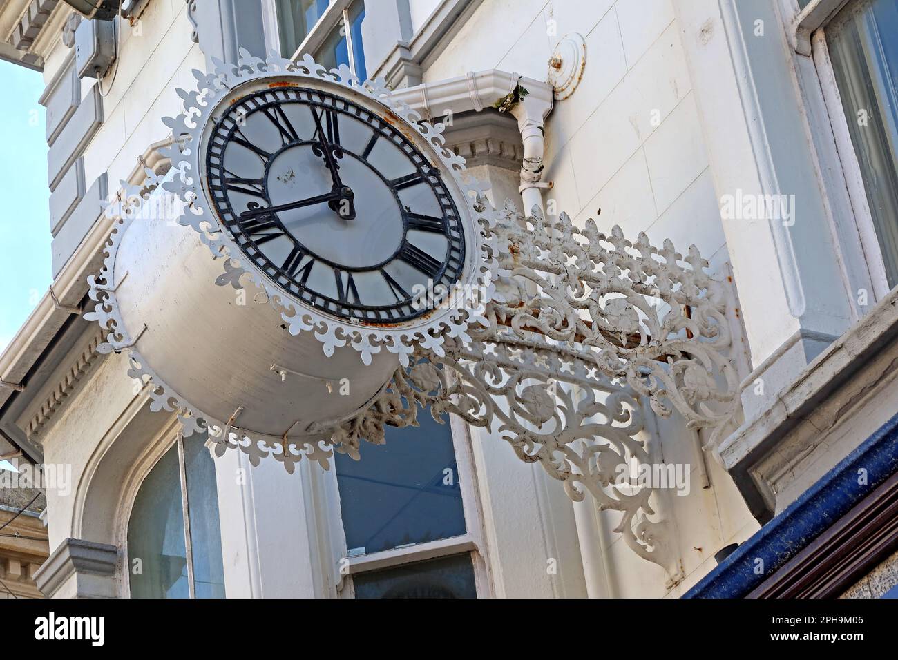 Ornate 1860 Uhr im alten Bankgebäude, jetzt eine Halifax HBOS-Filiale in 86 Mostyn St, Llandudno, Conwy, North wales, UK, LL30 2SB Stockfoto