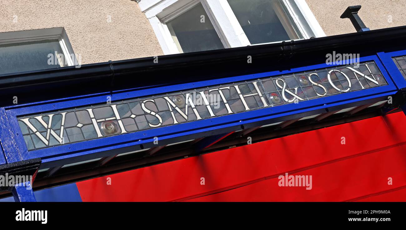 Viktorianisches Buntglas bei WH Smith & Son, Penrhyn House, 101 Mostyn St, Llandudno, Conwy, North Wales, Großbritannien, LL30 2NY Stockfoto