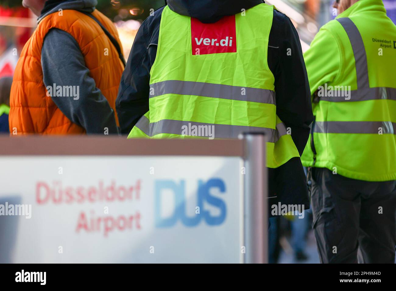 Düsseldorf, Deutschland. 27. März 2023. Landesweite Streikaktion betrifft Deutschland am 27.03.23. Öffentliche Verkehrsmittel, nationale und regionale Bahndienste und Flughäfen sind heute noch immer außer Betrieb, da die Gewerkschaften Verdi und EVG weiterhin für eine Lohnerhöhung von 10,5 % im öffentlichen Sektor eintreten. Kredit: Ant Palmer/Alamy Live News Stockfoto