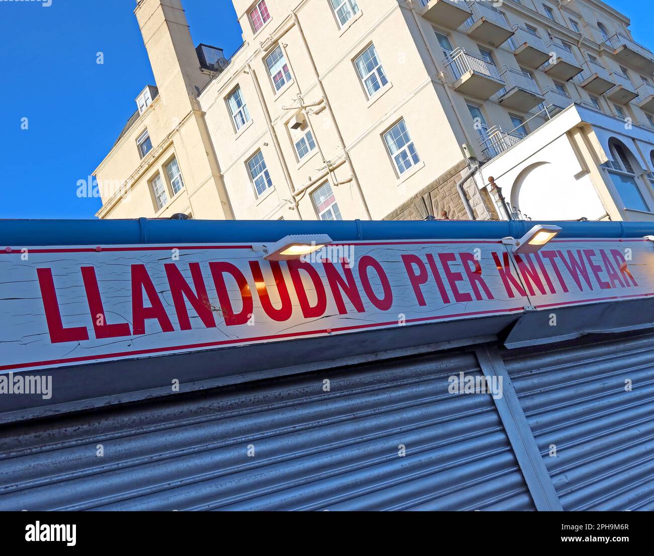 En Vogue, Wollmode aus Llandudno Pier Strickmode, private Pier, North Parade, Llandudno, Conwy County, north Wales, Großbritannien, LL30 2LP, Grand Hotel Stockfoto