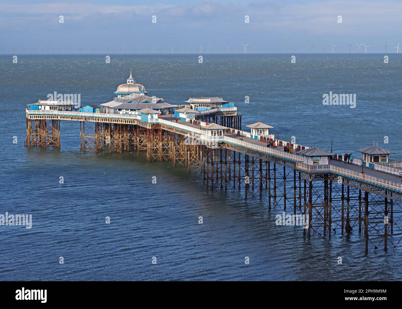 Privater Pier von Llandudno mit Windfarm in der Ferne, North Parade, Llandudno, Conwy County, Nord-Wales, UK, LL30 2LP Stockfoto