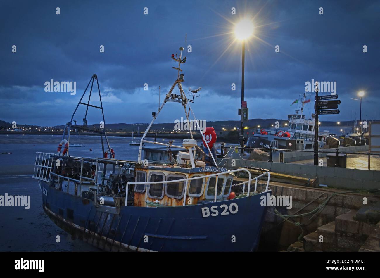 Conwy Harbour at Dusk, Yachten Martina Rose BS20 Angeln und andere Boote, ummauerte Marktstadt, Conwy County Borough, North Wales, Vereinigtes Königreich, LL28 4NG Stockfoto