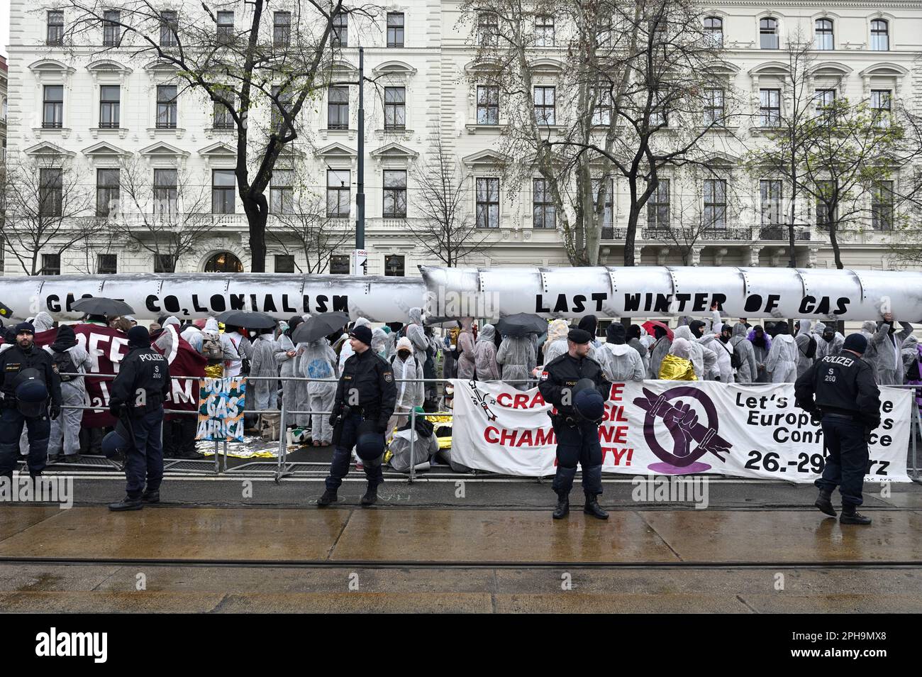 Wien, Österreich. 27. März 2023. Protest gegen die Europäische Gaskonferenz in Wien. Kredit: Franz Perc/Alamy Live News Stockfoto
