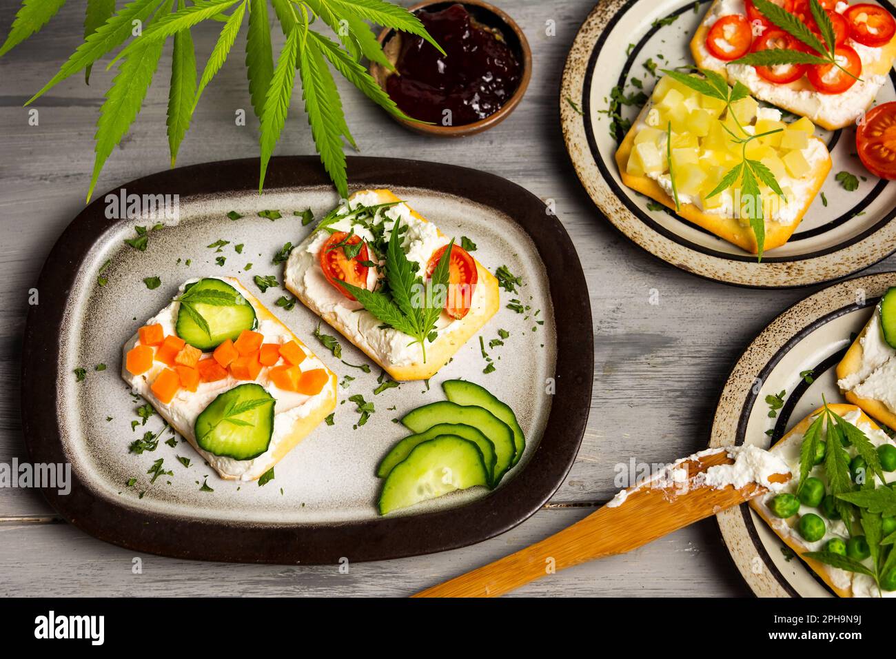Organische Sandwiches mit Marihuana Blätter und Gemüse Stockfoto
