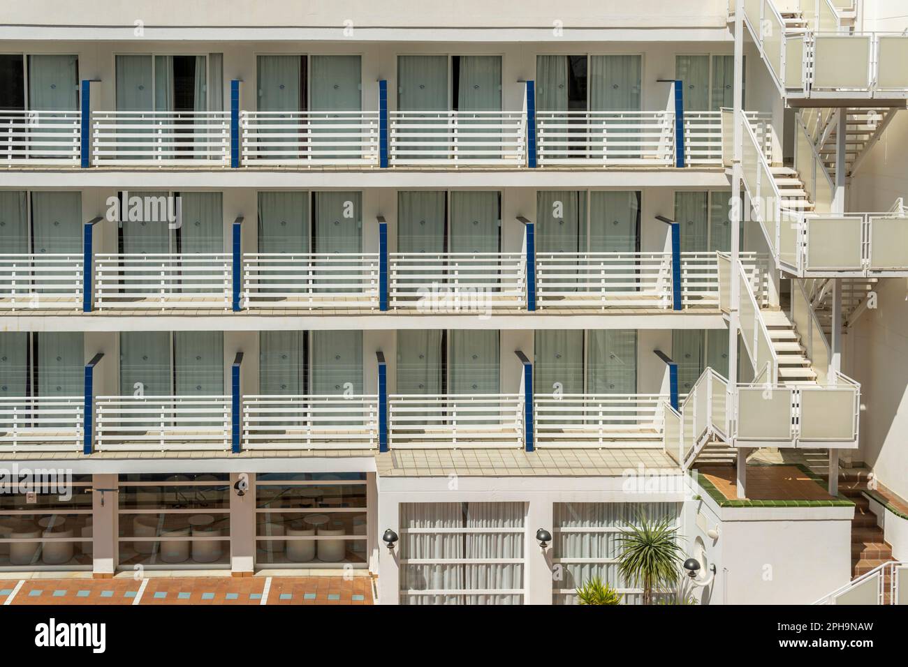 Palmanova, Spanien; märz 19 2023: Hauptfassade des Hotels der Firma Globales Palmanova Palace an einem sonnigen Morgen. Palmanova, Insel Mallorca, Stockfoto