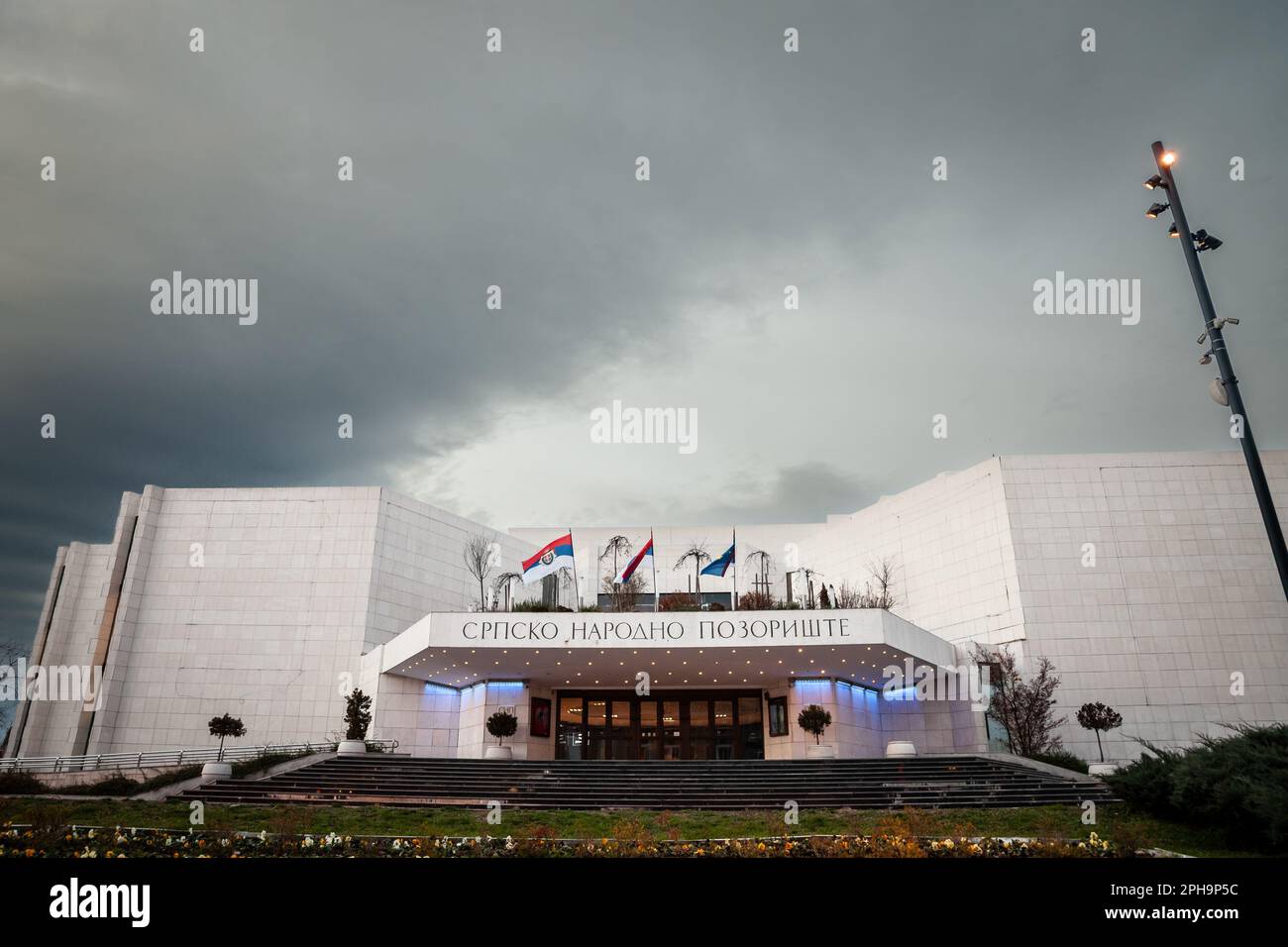 Bild der Hauptfassade von Srpsko Narodno Pozoriste in Novi Sad, Voivodina, Serbien. Das serbische Nationaltheater oder Srpsko narodno pozoriste, Loca Stockfoto
