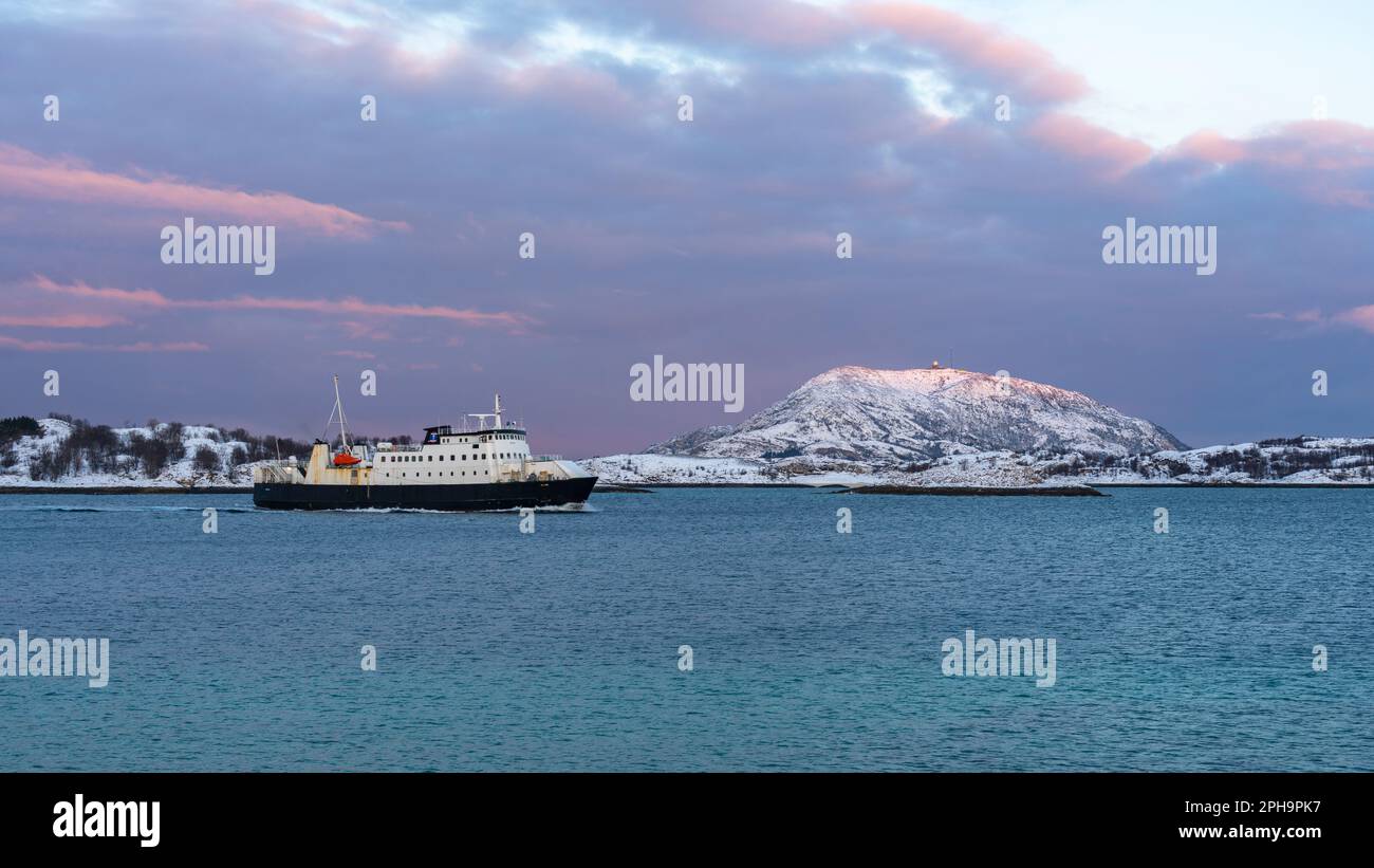 Am frühen Morgen fährt ein Schiff auf dem Nordatlantik zum Fischen oder Transportieren zwischen den Inseln Kvaløya und Senja, Norwegen, bei Sommarøy Stockfoto