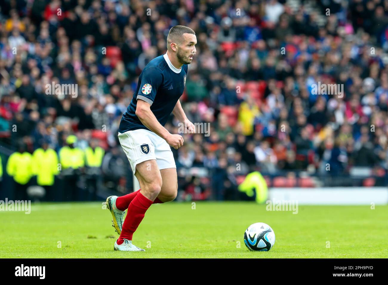 John McGinn, der Mittelfeldspieler spielt und Kapitän der Aston Villa ist, spielt im Hampden Park, Glasgow, Schottland, gegen Zypern Stockfoto