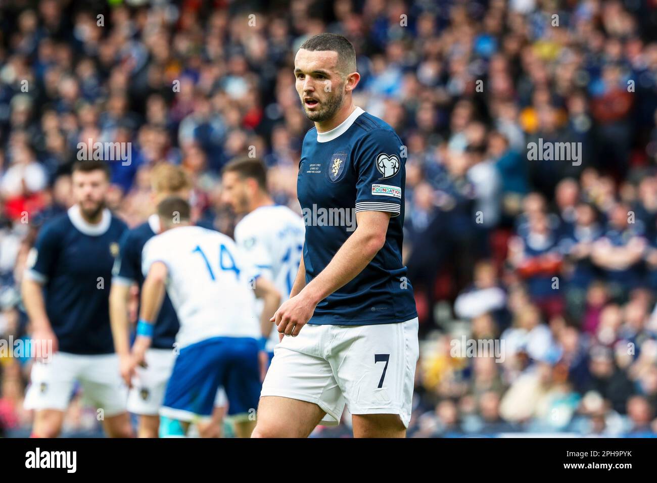 John McGinn, der Mittelfeldspieler spielt und Kapitän der Aston Villa ist, spielt im Hampden Park, Glasgow, Schottland, gegen Zypern Stockfoto