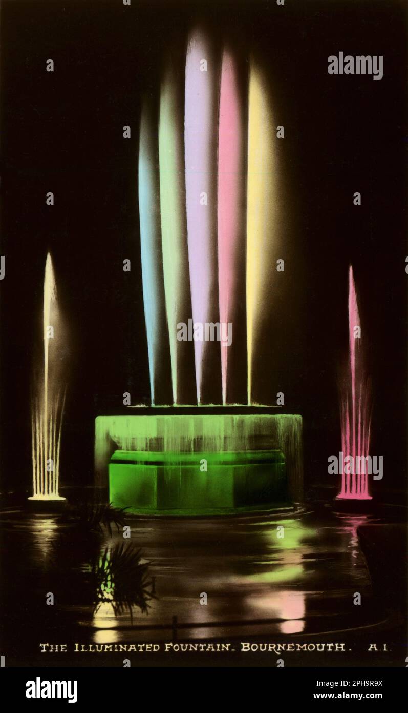 Dorset, England. Ca. 1930er. Eine farbenfrohe, handgetönte, alte Postkarte mit dem Titel „Leuchtbrunnen, Bournemouth“. Stellt eine nächtliche Szene des Brunnens vor dem Bournemouth Pavilion dar. Stockfoto