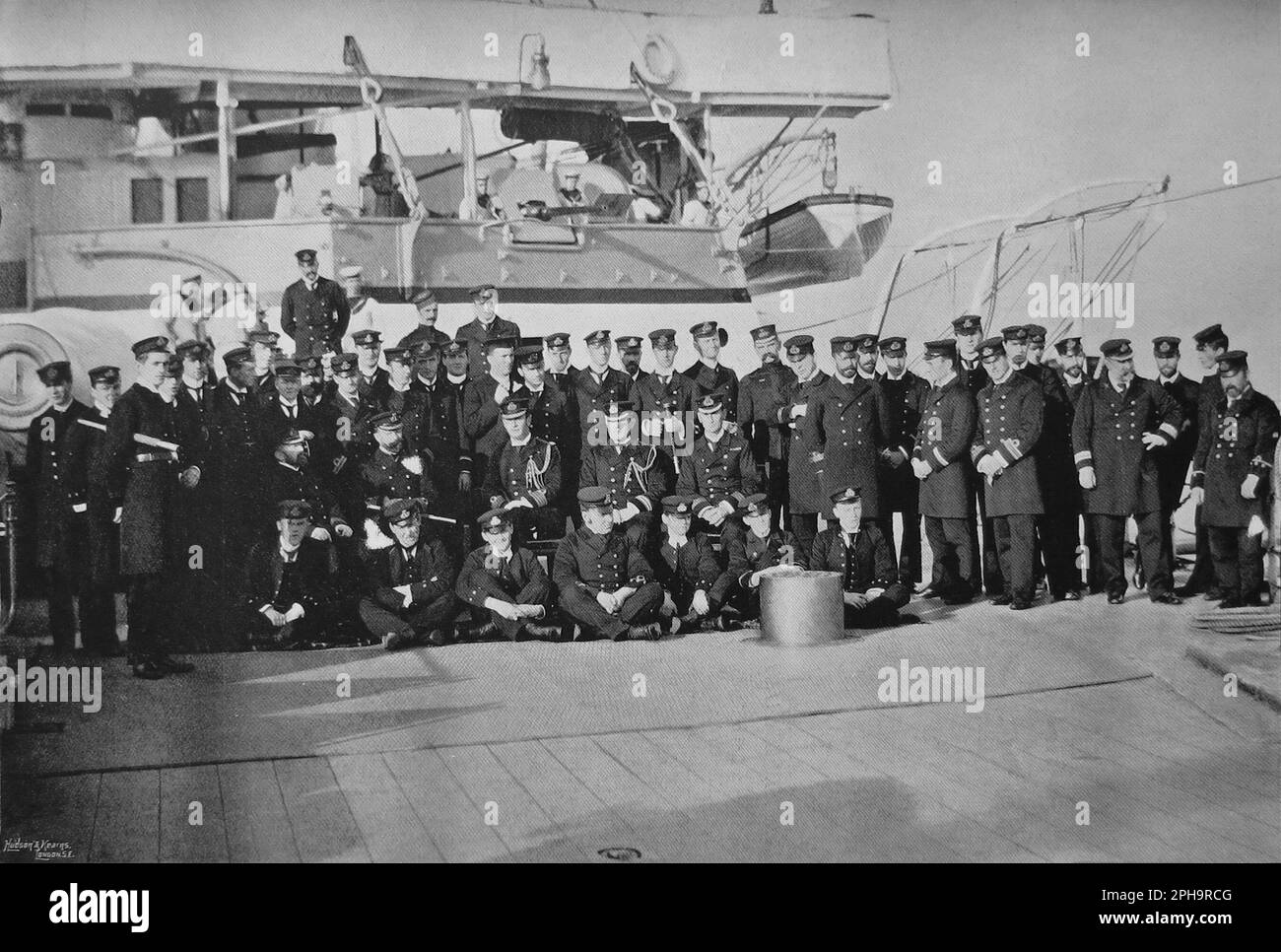 England. 1895. Ein Foto der Offiziere, die mit Lord Walter Kerr an Bord des Kriegsschiffs H.M.S. gedient haben Königliche Hoheit, während ihrer Kreuzfahrt im November und Dezember 1895. In dieser Zeit diente es als Vorzeigeschiff der Kanalstaffel. Stockfoto
