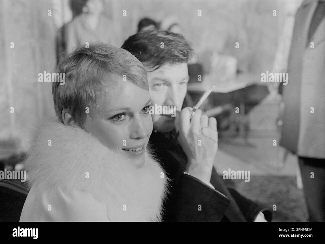 Nach London. Etwa 1967. Ein Foto von Mia Farrow und Laurence Harvey im Café Royal, Regent Street in Piccadilly, London, das hinter den Kulissen während der Dreharbeiten des britischen Neo-Noir-Spionagefilms „A Dandy in Aspic“ aufgenommen wurde. Der Film wurde von Anthony Mann gedreht. Stockfoto