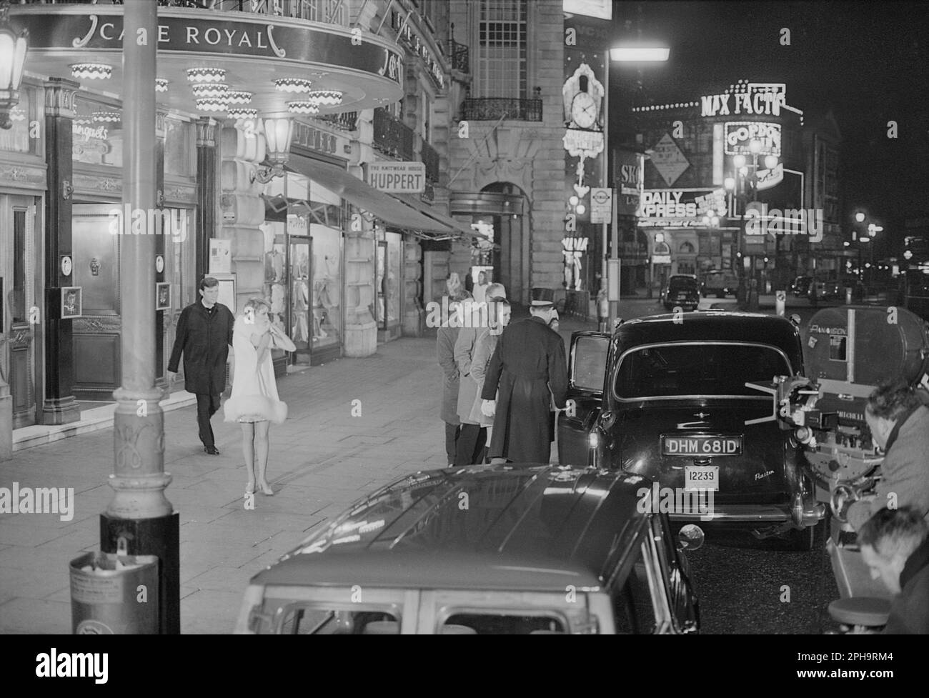 Nach London. Etwa 1967. Ein Foto von Mia Farrow und Laurence Harvey vor dem Café Royal, Regent Street in Piccadilly, London, das hinter den Kulissen während der Dreharbeiten des britischen Neo-Noir-Spionagefilms „A Dandy in Aspic“ aufgenommen wurde. Der Film wurde von Anthony Mann gedreht. Stockfoto