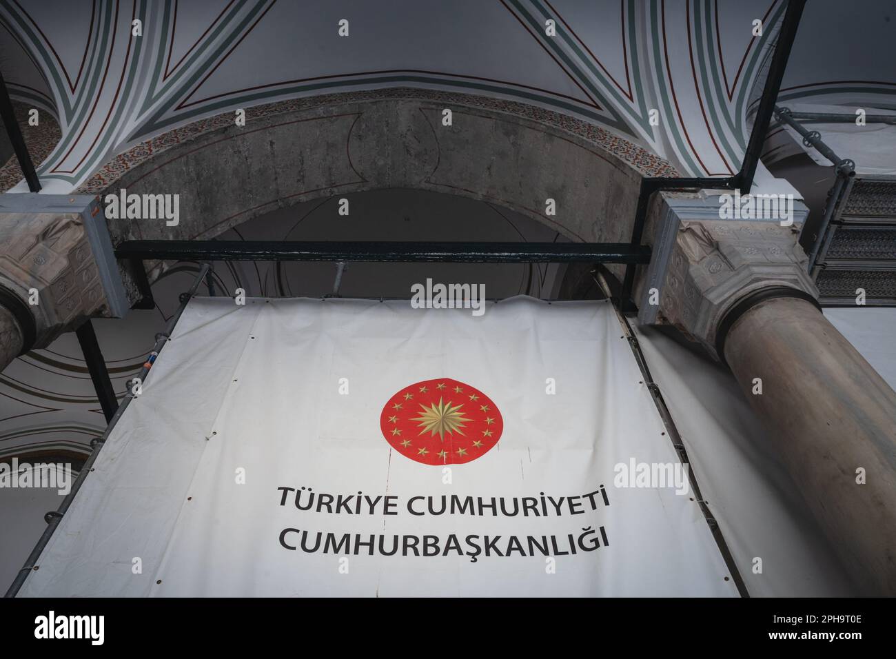 Bild des offiziellen Siegels des türkischen Präsidenten auf einem Banner in Istanbul, Türkei; das Präsidentensiegel der Türkei ist ein Symbol, das verwendet wird Stockfoto