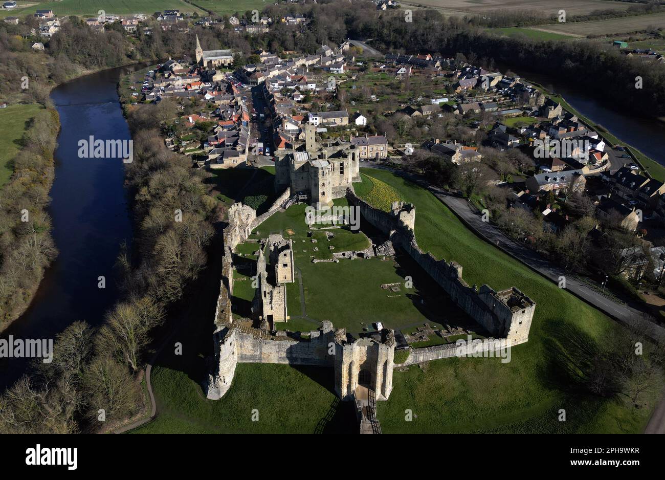 Ein Blick auf die Ruinen des Warkworth Castle aus der Mitte des 12. Jahrhunderts. Foto: Montag, 27. März 2023. Stockfoto