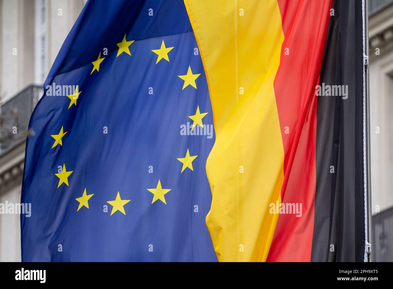 Bild der deutschen und der EU-Flagge zusammen vor einem Aachener Gebäude. Deutschland ist eines der wichtigsten Mitglieder der Europäischen UNO. Stockfoto