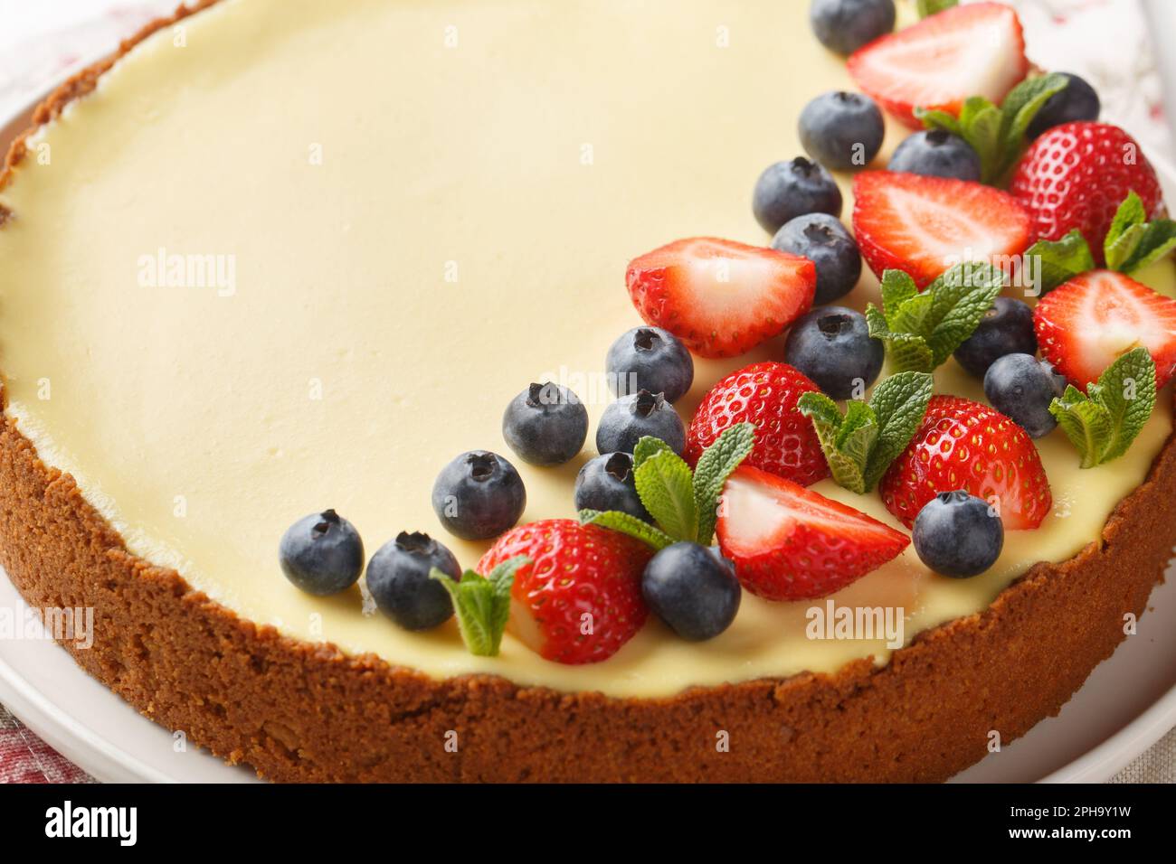 Käsekuchen mit frischen Beeren, Erdbeeren, Heidelbeeren, New Yorker Nachtisch. Schließen. Horizontal Stockfoto