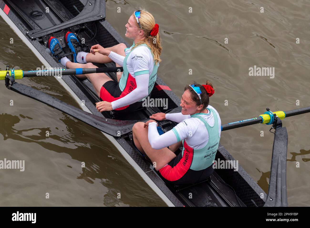 Bootsrennen 2023. Cambridge Damenmannschaft feiert Sieg nach dem Überqueren der Ziellinie. Die Ruderer Freya Keto und Jenna Armstrong Stockfoto