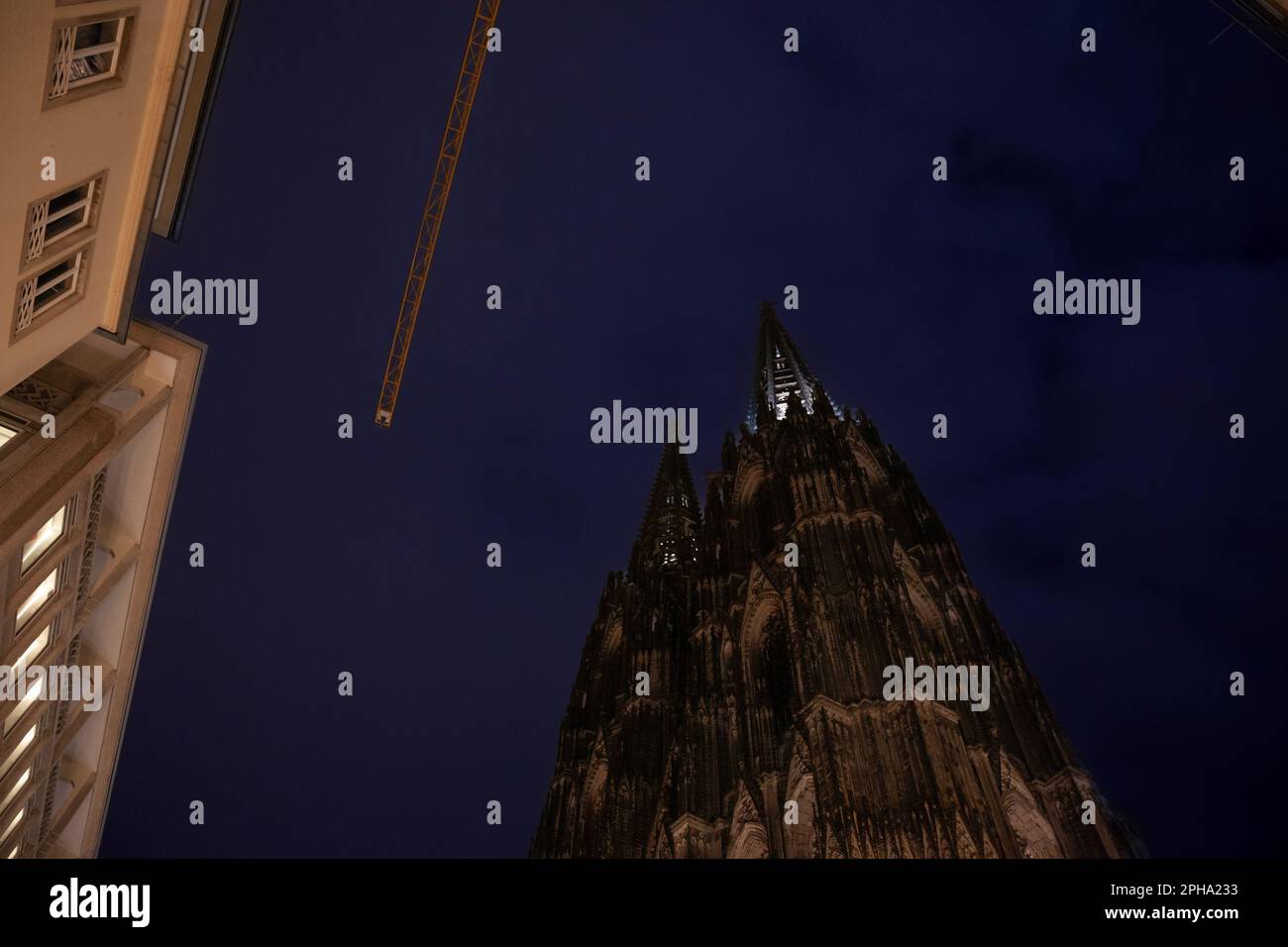 Bild des kölner Doms am Abend von unten zu sehen. Der Kölner Dom ist ein katholischer Dom in Köln, Nordrhein-Westfalen. Es Stockfoto