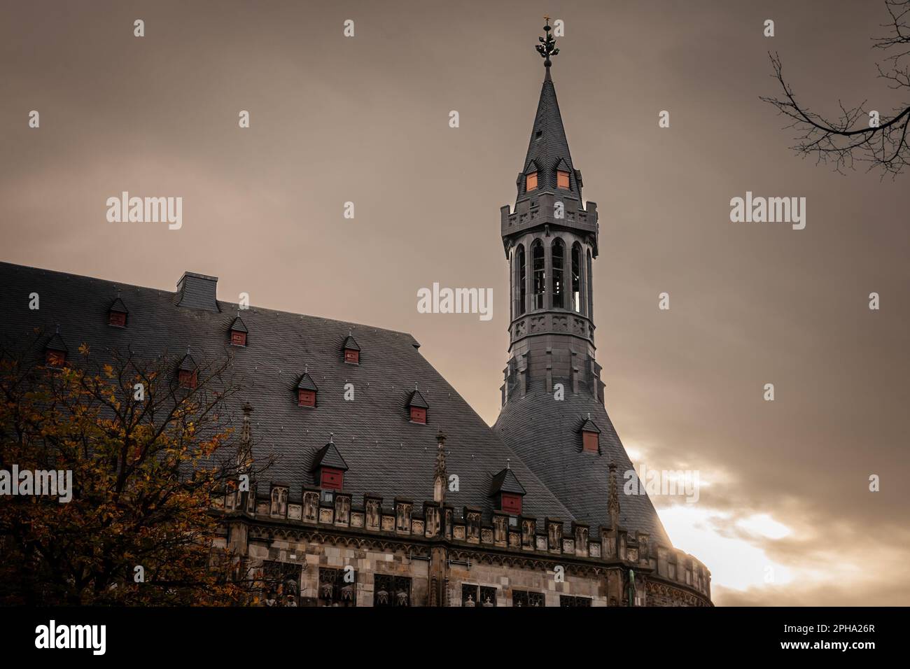 Bild des aachener rathaus in der Dämmerung mit Fokus auf seinem Turm. Das Aachener Rathaus ist ein Wahrzeichen von kultureller Bedeutung und befindet sich in der Altstadt von Stockfoto