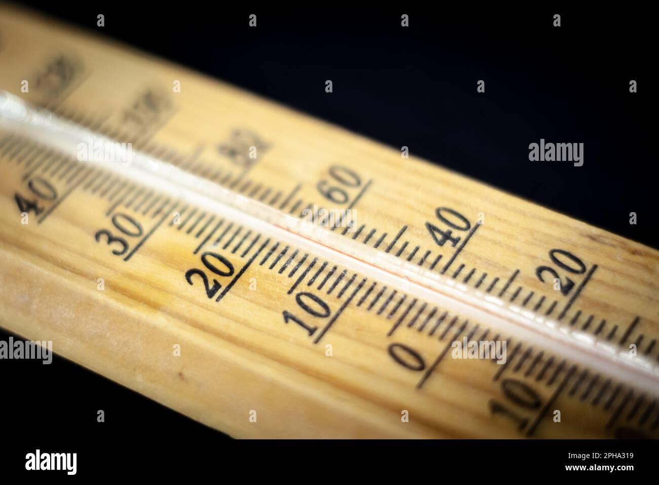 Abbildung: Ein Thermometer zur Messung der Raumtemperatur, ein Holzthermometer, das 20 Grad celsius anzeigt, die empfohlene Temperatur für den Innenbereich Stockfoto