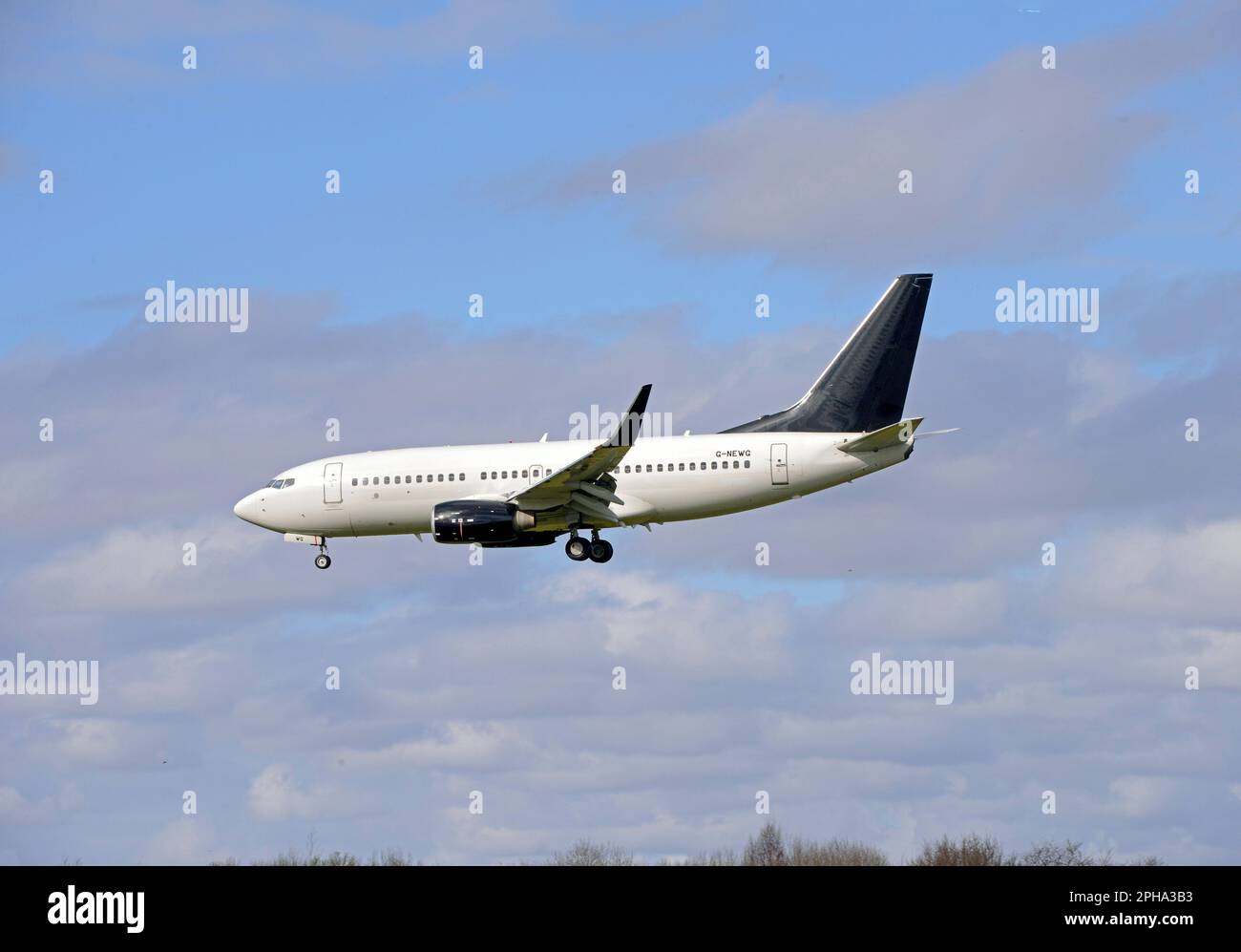 2EXCEL Aviation Boeing 737-76N, G-NEWG nähert sich Landebahn 027 am John Lennon Airport in Liverpool von Dubai, Vereinigte Arabische Emirate Stockfoto