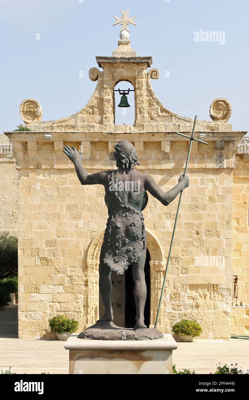 Statue von Saint Jean Baptiste (Johannes der Täufer) gegenüber der Kapelle von St. Anne in Fort St. Angelo, eine Basilika in Birgu, Malta, im Zentrum des Grand Harbour. Stockfoto