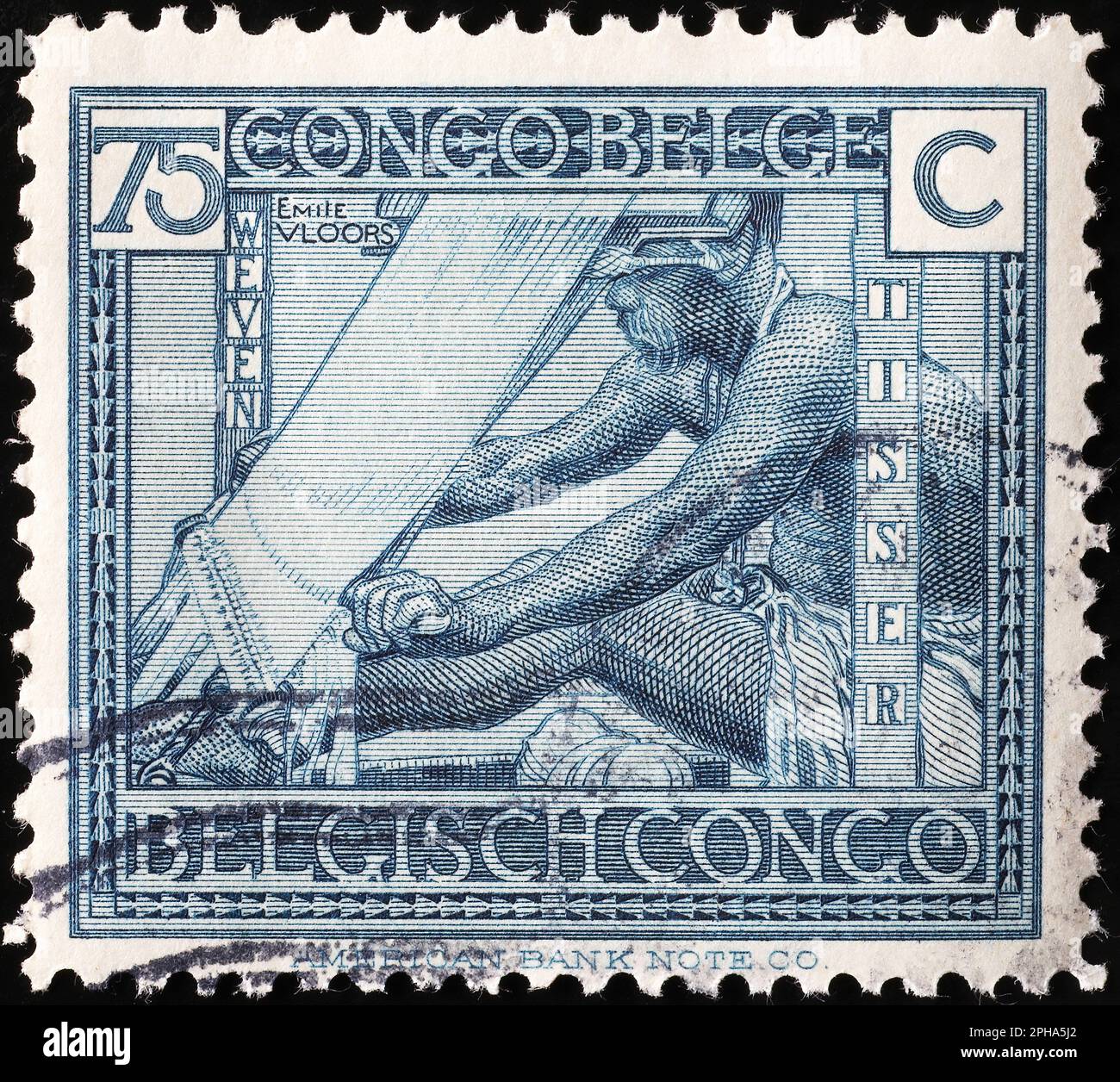 Ein Mann, der sich am Webstuhl auf einer wunderschönen alten afrikanischen Briefmarke weben lässt Stockfoto